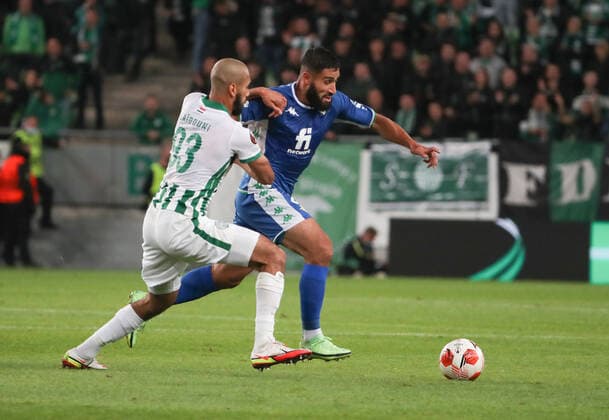 Fussball, Herren, Saison 2021 2022, UEFA Europa League (Gruppe G, 2. Spieltag), Ferencvaros Budapest - Real Betis Sevilla, v. l. Aissa Laidouni (Budapest), Nabil Fekir (Betis), 30.09. 2021, Copyright: xSzilviaxMichellerx xMatthiasxKochx