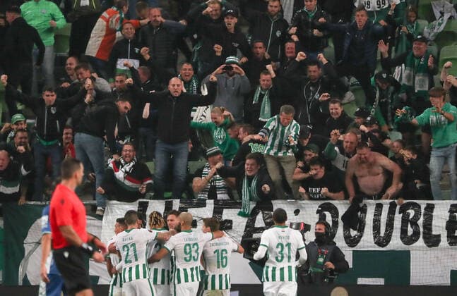 Fussball, Herren, Saison 2021 2022, UEFA Europa League (Gruppe G, 2. Spieltag), Ferencvaros Budapest - Real Betis Sevilla (1:3), Spieler und Fans von Budapest, Jubel nach Tor zum 1:1, 30.09. 2021, Copyright: xSzilviaxMichellerx xMatthiasxKochx