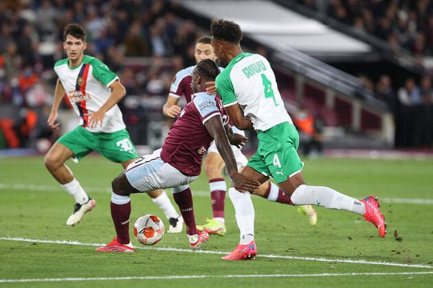 West Ham United v Rapid Vienna UEFA Europa League Emanuel Aiwu of Rapid Vienna and Michail Antonio of West Ham United in action during the UEFA Europa League Group H match at the London Stadium, Stratford Content Not Available For UK Newspapers Copyright: xPaulxChestertonx FIL-15928-0141