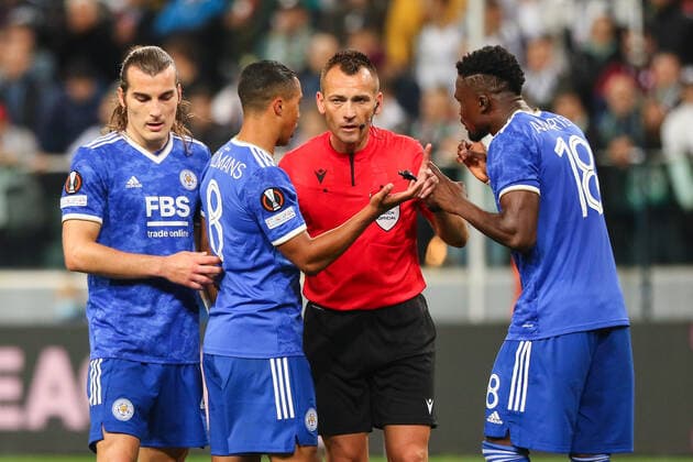 (211001) -- WARSAW, Oct. 1, 2021 -- Referee Ivan Bebek speaks with Leicester players during the Europa League Group C football match between Legia Warsaw and Leicester City in Warsaw, Poland, Sept. 30, 2021. ) (SP)POLAND-WARSAW-FOOTBALL-EUROPA LEAGUE-LEGIA WARSAW-LEICESTER CITY AdamxStarszynski 