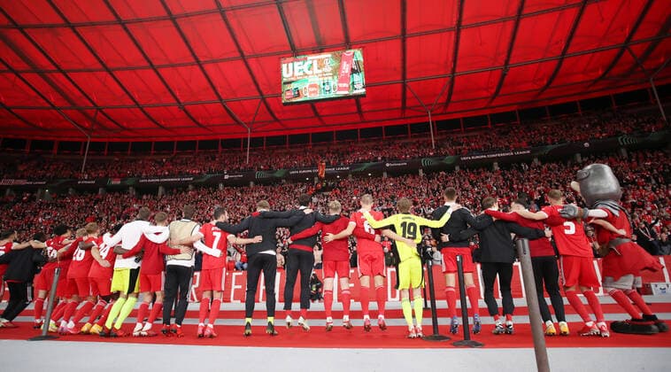 Unionmannschaft wird nach 3:0 Sieg von den Fans gefeiert Fußball Fussball UEFA Europa Conference League UECL Saison 2021 2022 30.09.2021 1.FC Union Berlin FCU vs. Maccabi Haifa im Olympiastadion DFL regulations prohibit any use of photographs as image sequences and or quasi-video.
