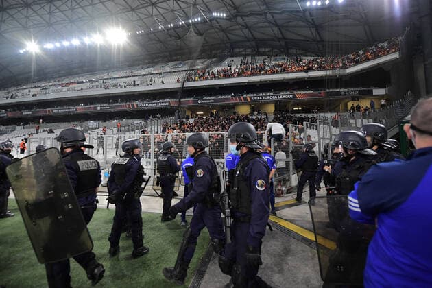 Fußball, EL, Olympique Marseille - Galatasaray Istanbul, Fangruppen beschießen sich mit Pyrotechnik Supporters de Galatasaray incident entre supporters FOOTBALL : OM vs Galatasaray - 30 09 2021 Mao Panoramic 
