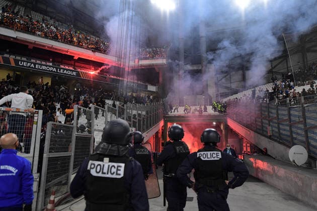 Fußball, EL, Olympique Marseille - Galatasaray Istanbul, Fangruppen beschießen sich mit Pyrotechnik Supporters de Galatasaray incident entre supporters FOOTBALL : OM vs Galatasaray - 30 09 2021 Mao Panoramic 