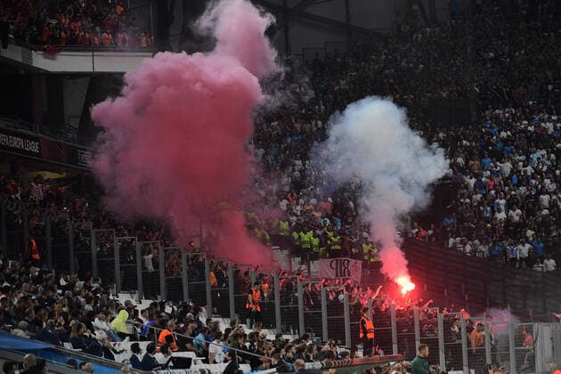 Fußball, EL, Olympique Marseille - Galatasaray Istanbul, Fangruppen beschießen sich mit Pyrotechnik fumigenes dans les tribunes match suspendu FOOTBALL : OM vs Galatasaray - 30 09 2021 Mao Panoramic 