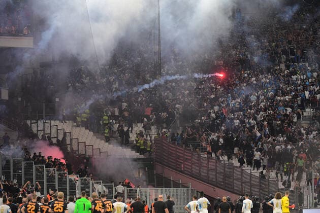Fußball, EL, Olympique Marseille - Galatasaray Istanbul, Fangruppen beschießen sich mit Pyrotechnik fumigenes dans les tribunes match suspendu FOOTBALL : OM vs Galatasaray - 30 09 2021 Mao Panoramic 