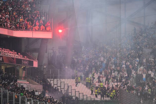 Fußball, EL, Olympique Marseille - Galatasaray Istanbul, Fangruppen beschießen sich mit Pyrotechnik fumigenes dans les tribunes match suspendu FOOTBALL : OM vs Galatasaray - 30 09 2021 Mao Panoramic 