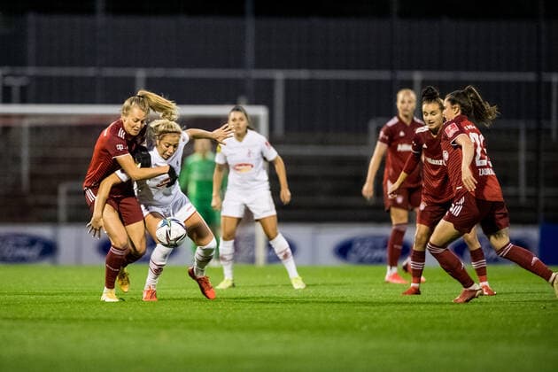 FLYERALARM Frauen Fussball Bundesliga; 1. FC Koeln - FC Bayern Muenchen; 01.10.2021 Maximiliane Rall ( 8, FC Bayern Muenchen), Sharon Beck ( 10, 1. FC Koeln), Sarah Zadrazil ( 25, FC Bayern Muenchen) FLYERALARM Frauen Fussball Bundesliga, 1. FC Koeln - FC Bayern Muenchen, Koeln, Franz-Kremer-Stadion DFL REGULATIONS PROHIBIT ANY USE OF PHOTOGRAPHS AS IMAGE SEQUENCES AND OR QUASI-VIDEO. Copyright: xBEAUTIFULxSPORTS Wunderlx