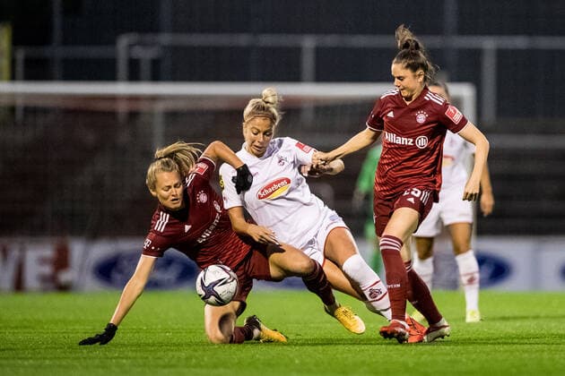 FLYERALARM Frauen Fussball Bundesliga; 1. FC Koeln - FC Bayern Muenchen; 01.10.2021 Maximiliane Rall ( 8, FC Bayern Muenchen), Sharon Beck ( 10, 1. FC Koeln), Sarah Zadrazil ( 25, FC Bayern Muenchen) FLYERALARM Frauen Fussball Bundesliga, 1. FC Koeln - FC Bayern Muenchen, Koeln, Franz-Kremer-Stadion DFL REGULATIONS PROHIBIT ANY USE OF PHOTOGRAPHS AS IMAGE SEQUENCES AND OR QUASI-VIDEO. Copyright: xBEAUTIFULxSPORTS Wunderlx