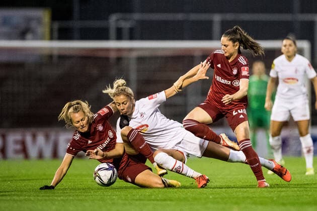 Bilder des Jahres 2021, Sport 10 Oktober Sport Themen der Woche KW39 Sport Bilder des Tages FLYERALARM Frauen Fussball Bundesliga; 1. FC Koeln - FC Bayern Muenchen; 01.10.2021 Maximiliane Rall ( 8, FC Bayern Muenchen), Sharon Beck ( 10, 1. FC Koeln), Sarah Zadrazil ( 25, FC Bayern Muenchen) FLYERALARM Frauen Fussball Bundesliga, 1. FC Koeln - FC Bayern Muenchen, Koeln, Franz-Kremer-Stadion DFL REGULATIONS PROHIBIT ANY USE OF PHOTOGRAPHS AS IMAGE SEQUENCES AND OR QUASI-VIDEO. *** FLYERALARM Women Football Bundesliga 1 FC Koeln FC Bayern Muenchen 01 10 2021 Maximiliane Rall 8, FC Bayern Muenchen , Sharon Beck 10, 1 FC Koeln , Sarah Zadrazil 25, FC Bayern Muenchen FLYERALARM Women Football Bundesliga, 1 FC Koeln FC Bayern Muenchen, Koeln, Franz Kremer Stadion DFL REGULATIONS PROHIBIT ANY USE OF PHOTOGRAPHS AS IMAGE SEQUENCES AND OR QUASI VIDEO Copyright: xBEAUTIFULxSPORTS Wunderlx