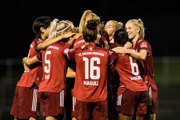 FLYERALARM Frauen Fussball Bundesliga; 1. FC Koeln - FC Bayern Muenchen; 01.10.2021 Jubel zum 0:1 durch Maximiliane Rall ( 8, FC Bayern Muenchen) FLYERALARM Frauen Fussball Bundesliga, 1. FC Koeln - FC Bayern Muenchen, Koeln, Franz-Kremer-Stadion DFL REGULATIONS PROHIBIT ANY USE OF PHOTOGRAPHS AS IMAGE SEQUENCES AND OR QUASI-VIDEO. Copyright: xBEAUTIFULxSPORTS Wunderlx