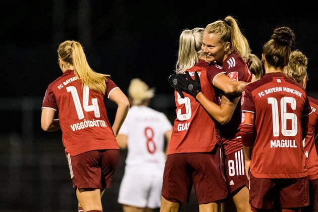 FLYERALARM Frauen Fussball Bundesliga; 1. FC Koeln - FC Bayern Muenchen; 01.10.2021 Jubel zum 0:1 durch Maximiliane Rall ( 8, FC Bayern Muenchen) FLYERALARM Frauen Fussball Bundesliga, 1. FC Koeln - FC Bayern Muenchen, Koeln, Franz-Kremer-Stadion DFL REGULATIONS PROHIBIT ANY USE OF PHOTOGRAPHS AS IMAGE SEQUENCES AND OR QUASI-VIDEO. Copyright: xBEAUTIFULxSPORTS Wunderlx