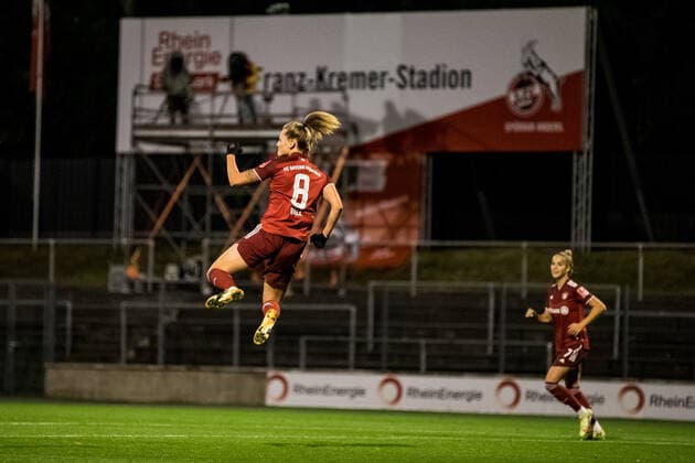 FLYERALARM Frauen Fussball Bundesliga; 1. FC Koeln - FC Bayern Muenchen; 01.10.2021 Maximiliane Rall ( 8, FC Bayern Muenchen) bejubelt das 0:3 FLYERALARM Frauen Fussball Bundesliga, 1. FC Koeln - FC Bayern Muenchen, Koeln, Franz-Kremer-Stadion DFL REGULATIONS PROHIBIT ANY USE OF PHOTOGRAPHS AS IMAGE SEQUENCES AND OR QUASI-VIDEO. Copyright: xBEAUTIFULxSPORTS Wunderlx
