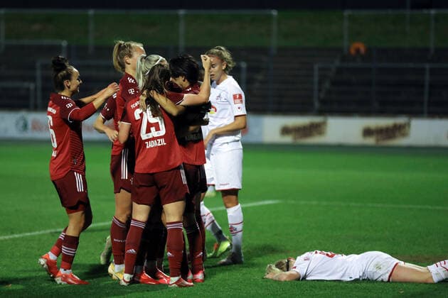 1. FC Köln Frauen - FC Bayern München Frauen Bundesliga Saison 2021 2022 Franz Kremer Stadion Köln Deutschland 01.10.2021 2:0 Bayern München Unten: Marith Müller-Prießen (1. FC Köln)