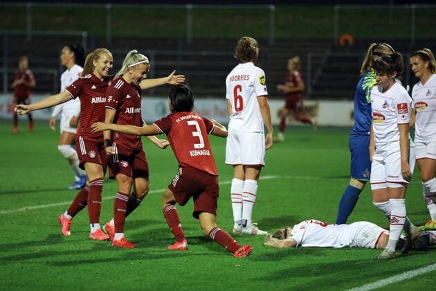 1. FC Köln Frauen - FC Bayern München Frauen Bundesliga Saison 2021 2022 Franz Kremer Stadion Köln Deutschland 01.10.2021 2:0 Bayern München Unten: Marith Müller-Prießen (1. FC Köln)