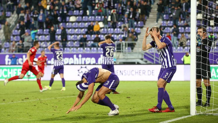 Bilder des Jahres 2021, Sport 10 Oktober Sport Themen der Woche KW39 Sport Bilder des Tages 01.10.2021, xtgx, Fussball 2. Bundesliga, FC Erzgebirge Aue - Hamburger SV emspor, v.l. Dirk Carlson (Aue, 3) enttaeuscht, schaut enttaeuscht, niedergeschlagen, disappointed (DFL DFB REGULATIONS PROHIBIT ANY USE OF PHOTOGRAPHS as IMAGE SEQUENCES and or QUASI-VIDEO) Aue *** 01 10 2021, xtgx, football 2 Bundesliga, FC Erzgebirge Aue Hamburger SV emspor, v l Dirk Carlson Aue, 3 disappointed, looks disappointed, dejected, disappointed DFL DFB REGULATES PROHIBIT ANY USE OF PHOTOGRAPHS as IMAGE SEQUENCES and or QUASI VIDEO Aue