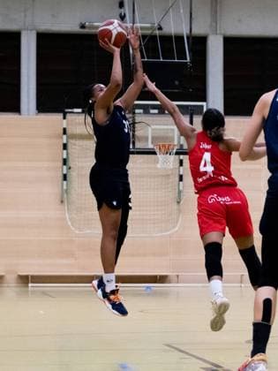 Duesseldorf, Germany, October 1s Deijah Blanks ( 35 Capitol Bascats ) going for three points during the 1. Toyota Damen Basketball Bundesliga game between the Capitol Bascats Duesseldorf and Herner TC at Wekita Sportarena in Duesseldorf 1. Toyota Damen Basketball Bundesliga - Capitol Bascats Duesseld 