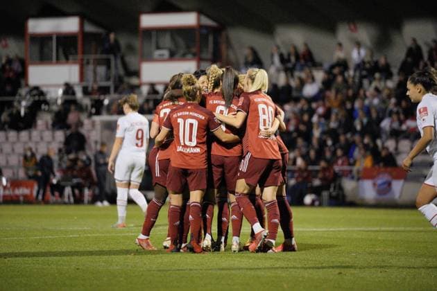 Franz- Kremer- Stadium, COLOGNE, Linda Dallmann ( 10 Bayern ) , Sofia Jakobsson ( 80 Bayern ) , Saki Kumagai ( 3 Bayern ) , Jovanna Damnjanovic ( 9 Bayern ) during the Flyeralarm Frauenbundesliga Game between 1. FC Cologne and FC Bayern Munich at Franz- Kremer- Stadium in Cologne. 