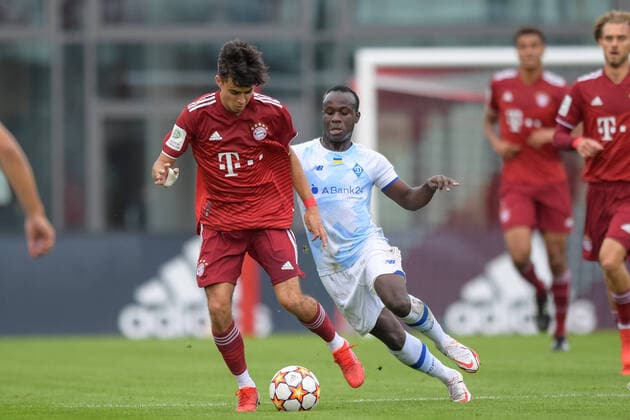 Fußball, UEFA Youth League, year4}0929, FC Bayern München - Dynamo Kiev. Im Bild Lucas COPADO (FC Bayern München U19, 9) Dribbling Ball und Samba DIALLO (Dynamo Kiew U19, 30). München FC Bayern Campus Bayern Deutschland *** Football, UEFA Youth League, year40929, FC Bayern Munich Dynamo Kiev In the picture Lucas COPADO FC Bayern Munich U19, 9 dribbling ball and samba DIALLO Dynamo Kiev U19, 30 Munich FC Bayern Campus Bayern Germany Copyright: Passion2Press MarkusxFischerx