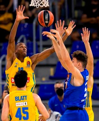 Barcelona s Rokas Jokubaitis (R) in action against Berlin s Louis Olinde (L) during the Euroleague Basketball match between Barça Basket and Alba Berlin held at Palau Blaugrana arena, in Barcelona, Spain, 01 October 2021. BARÇA BASKET vs ALBA BERLIN !ACHTUNG: NUR REDAKTIONELLE NUTZUNG!  Copyright: xEnricxFontcubertax GRAF3329 20211001-1549ec918586a0f7e9c33ff4e68780693443dbd0