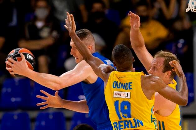Barcelona s Rolands Smits (L) in action against Berlin s Louis Olinde (C) during the Euroleague Basketball match between Barça Basket and Alba Berlin held at Palau Blaugrana arena, in Barcelona, Spain, 01 October 2021. BARÇA BASKET vs ALBA BERLIN !ACHTUNG: NUR REDAKTIONELLE NUTZUNG!  Copyright: xEnricxFontcubertax GRAF3335 20211001-517c346de8a7f1def0ba4982af3f1c49b589ad2d