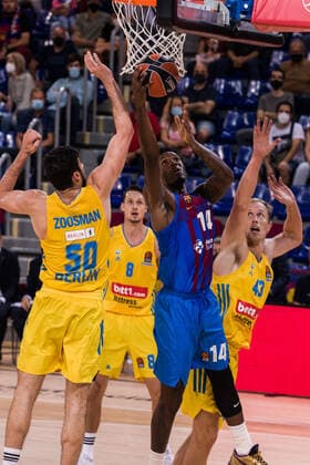 October 1, 2021, Barcelona, Barcelona, Spain: Nigel Hayes-Davis of FC Barcelona, Barca in action against Yovel Zoosman and Luke Sikma of Alba Berlin during the Turkish Airlines EuroLeague match between FC Barcelona and Alba Berlin at Palau Blaugrana on October 01, 2021 in Barcelona, Spain. Barcelona Spain - ZUMAa181 20211001_zaa_a181_099 Copyright: xJavierxBorregox