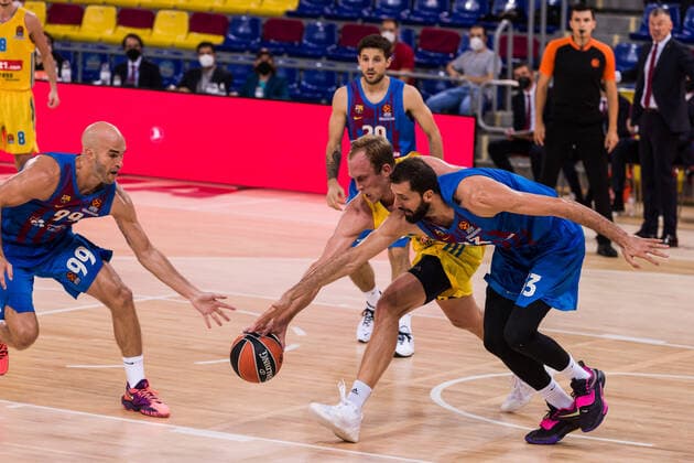 October 1, 2021, Barcelona, Barcelona, Spain: Luke Sikma of Alba Berlin fights with Nikola Mirotic of FC Barcelona, Barca during the Turkish Airlines EuroLeague match between FC Barcelona and Alba Berlin at Palau Blaugrana on October 01, 2021 in Barcelona, Spain. Barcelona Spain - ZUMAa181 20211001_zaa_a181_123 Copyright: xJavierxBorregox