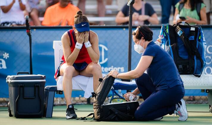 Mandatory Credit: Photo by Rob Prange Shutterstock (12471259cl) Belinda Bencic of Switzerland after being forced to retire with injury from her quarter-final at the 2021 Chicago Fall Tennis Classic WTA, Tennis Damen 500 tennis tournament Chicago Fall Tennis Classic 2021, Tennis, Chicago, USA - 01 Oct 2021 Chicago Fall Tennis Classic 2021, Tennis, Chicago, USA - 01 Oct 2021  Copyright: xRobxPrange Shutterstockx 12471259cl