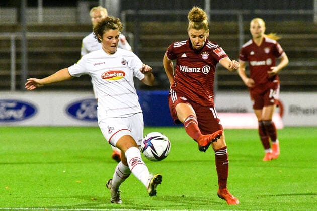 v.li.: Anja Pfluger (FC Köln, 20), Linda Dallmann (FCB, 10), Zweikampf, Duell, duel, tackle, tackling, Dynamik, Action, Aktion, 01.10.2021, Köln (Deutschland), Fussball, Flyeralarm Frauen-Bundesliga, 1. FC Köln - FC Bayern München, DFB DFL REGULATIONS PROHIBIT ANY USE OF PHOTOGRAPHS AS IMAGE SEQUENCES AND OR QUASI-VIDEO.