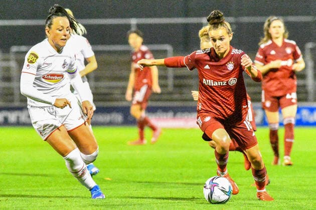v.li.: Peggy Kuznik (FC Köln, 21), Lina Magull (FCB, 16), Zweikampf, Duell, duel, tackle, tackling, Dynamik, Action, Aktion, 01.10.2021, Köln (Deutschland), Fussball, Flyeralarm Frauen-Bundesliga, 1. FC Köln - FC Bayern München, DFB DFL REGULATIONS PROHIBIT ANY USE OF PHOTOGRAPHS AS IMAGE SEQUENCES AND OR QUASI-VIDEO.