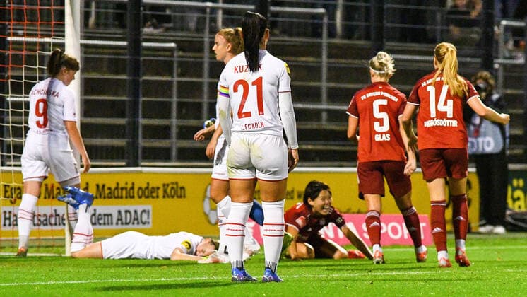 Saki Kumagai (FCB, 3, am Boden liegend) erzielt das Tor zum 0:2, Treffer, Torerfolg, Action, Aktion, Spielszene, 01.10.2021, Köln (Deutschland), Fussball, Flyeralarm Frauen-Bundesliga, 1. FC Köln - FC Bayern München, DFB DFL REGULATIONS PROHIBIT ANY USE OF PHOTOGRAPHS AS IMAGE SEQUENCES AND OR QUASI-VIDEO.