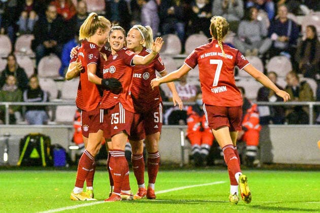 Sport Bilder des Tages Maximiliane Rall (FCB, 8, verdeckt) erzielt das Tor zum 0:3, Treffer, Torerfolg, Action, Aktion, Spielszene, 01.10.2021, Köln (Deutschland), Fussball, Flyeralarm Frauen-Bundesliga, 1. FC Köln - FC Bayern München, DFB DFL REGULATIONS PROHIBIT ANY USE OF PHOTOGRAPHS AS IMAGE SEQUENCES AND OR QUASI-VIDEO.