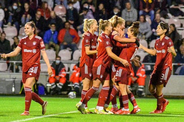 Maximiliane Rall (FCB, 8, verdeckt) erzielt das Tor zum 0:3, Treffer, Torerfolg, Action, Aktion, Spielszene, 01.10.2021, Köln (Deutschland), Fussball, Flyeralarm Frauen-Bundesliga, 1. FC Köln - FC Bayern München, DFB DFL REGULATIONS PROHIBIT ANY USE OF PHOTOGRAPHS AS IMAGE SEQUENCES AND OR QUASI-VIDEO.