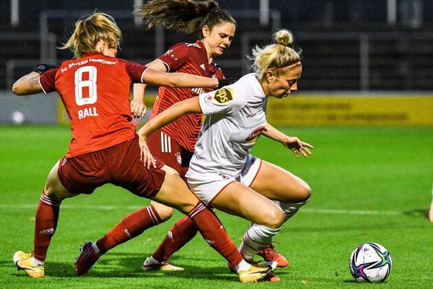 v.li.: Maximiliane Rall (FCB, 8), Sarah Zadrazil (FCB, 25), Sharon Beck (FC Köln, 10), Dreikampf, Duell, duel, tackle, tackling, Dynamik, Action, Aktion, 01.10.2021, Köln (Deutschland), Fussball, Flyeralarm Frauen-Bundesliga, 1. FC Köln - FC Bayern München, DFB DFL REGULATIONS PROHIBIT ANY USE OF PHOTOGRAPHS AS IMAGE SEQUENCES AND OR QUASI-VIDEO.