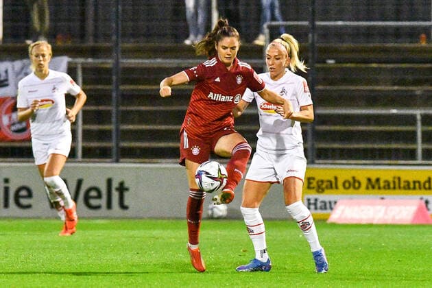v.li.: Sarah Zadrazil (FCB, 25), Mandy Islacker (FC Köln, 8), Zweikampf, Duell, duel, tackle, tackling, Dynamik, Action, Aktion, 01.10.2021, Köln (Deutschland), Fussball, Flyeralarm Frauen-Bundesliga, 1. FC Köln - FC Bayern München, DFB DFL REGULATIONS PROHIBIT ANY USE OF PHOTOGRAPHS AS IMAGE SEQUENCES AND OR QUASI-VIDEO.