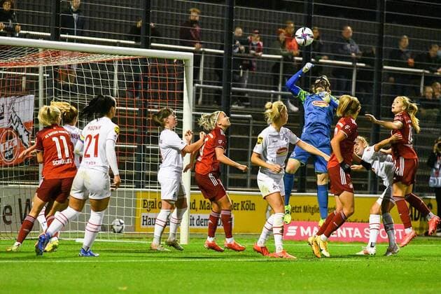 Manon Klett (Torfrau FC Köln, 1) pariert den Ball, Parade, hält den Ball, Action, Aktion, 01.10.2021, Köln (Deutschland), Fussball, Flyeralarm Frauen-Bundesliga, 1. FC Köln - FC Bayern München, DFB DFL REGULATIONS PROHIBIT ANY USE OF PHOTOGRAPHS AS IMAGE SEQUENCES AND OR QUASI-VIDEO.