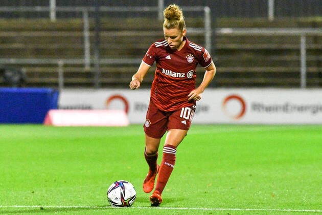 Linda Dallmann (FCB, 10) am Ball, Spielszene, Freisteller, Ganzkörper, Einzelbild, Aktion, Action, 01.10.2021, Köln (Deutschland), Fussball, Flyeralarm Frauen-Bundesliga, 1. FC Köln - FC Bayern München, DFB DFL REGULATIONS PROHIBIT ANY USE OF PHOTOGRAPHS AS IMAGE SEQUENCES AND OR QUASI-VIDEO.