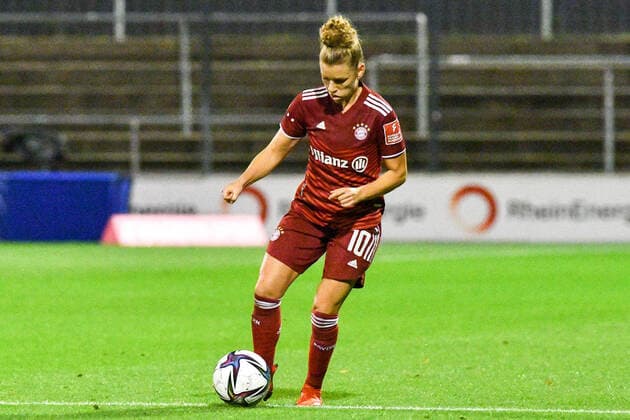 Linda Dallmann (FCB, 10) am Ball, Spielszene, Freisteller, Ganzkörper, Einzelbild, Aktion, Action, 01.10.2021, Köln (Deutschland), Fussball, Flyeralarm Frauen-Bundesliga, 1. FC Köln - FC Bayern München, DFB DFL REGULATIONS PROHIBIT ANY USE OF PHOTOGRAPHS AS IMAGE SEQUENCES AND OR QUASI-VIDEO.