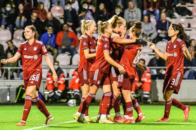 Maximiliane Rall (FCB, 8, verdeckt) erzielt das Tor zum 0:3, Treffer, Torerfolg, Action, Aktion, Spielszene, 01.10.2021, Köln (Deutschland), Fussball, Flyeralarm Frauen-Bundesliga, 1. FC Köln - FC Bayern München, DFB DFL REGULATIONS PROHIBIT ANY USE OF PHOTOGRAPHS AS IMAGE SEQUENCES AND OR QUASI-VIDEO.