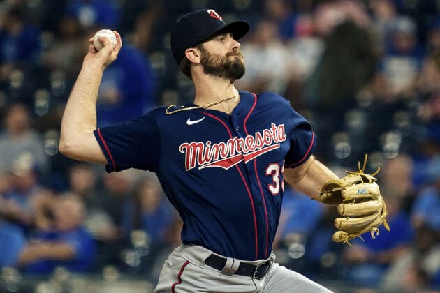 Sport Bilder des Tages Minnesota Twins starting pitcher John Gant (33) pitches against the Kansas City Royals in the first inning at Kaufman Stadium in Kansas City, Missouri on Friday, October 1, 2021.  KCP20211001108 KYLExRIVAS