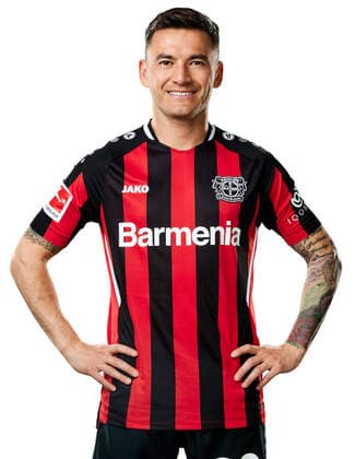 Charles Aranguiz; Bayer 04 Leverkusen; 1.BL, Porträttermin 2021 2022