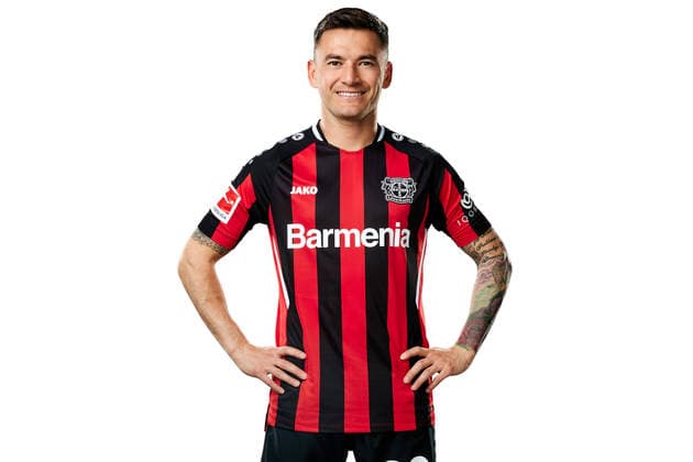 Charles Aranguiz; Bayer 04 Leverkusen; 1.BL, Porträttermin 2021 2022