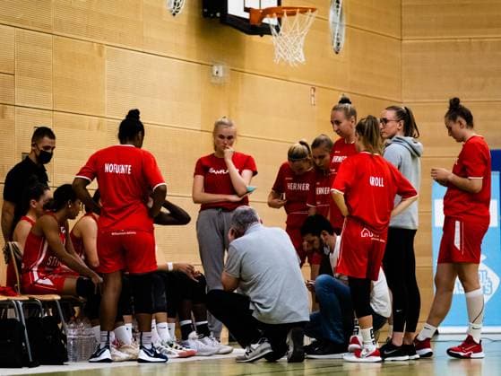 Duesseldorf, Germany, October 1s Herner TC during a time out at the 1. Toyota Damen Basketball Bundesliga game between the Capitol Bascats Duesseldorf and Herner TC at Wekita Sportarena in Duesseldorf 1. Toyota Damen Basketball Bundesliga - Capitol Bascats Duesseld 