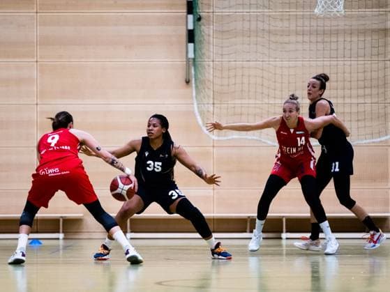 Duesseldorf, Germany, October 1s Herner TC goes forward while the player of Capitol Bascats play defense during the 1. Toyota Damen Basketball Bundesliga game between the Capitol Bascats Duesseldorf and Herner TC at Wekita Sportarena in Duesseldorf 1. Toyota Damen Basketball Bundesliga - Capitol Bascats Duesseld 