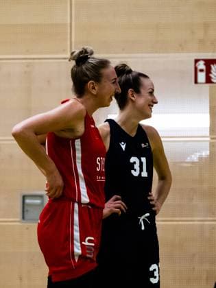 Duesseldorf, Germany, October 1s Sofia Pelander ( 14 Herner TC ) and Britta Worms ( 31 Capitol Bascats ) during the 1. Toyota Damen Basketball Bundesliga game between the Capitol Bascats Duesseldorf and Herner TC at Wekita Sportarena in Duesseldorf 1. Toyota Damen Basketball Bundesliga - Capitol Bascats Duesseld 