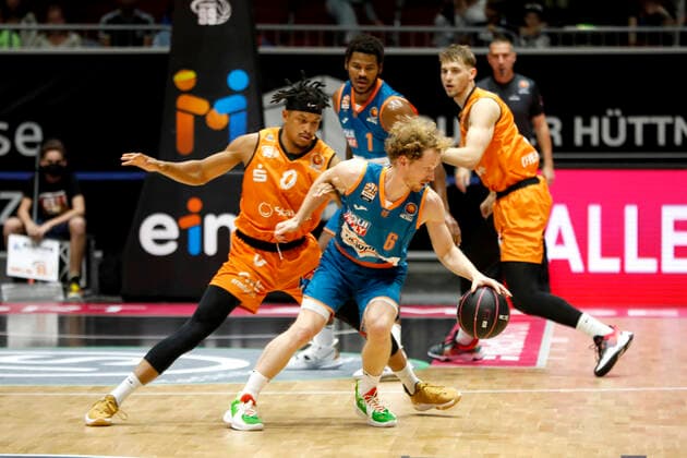 02.10.2021, easyCredit Basketball Bundesliga, Magentasport BBL Pokal, Saison 2020 2021, Herren, Chemnitz Niners - Ratiopharm Ulm Per Günther, Ratiopharm Ulm, Nelson Weidemann, Niners Chemnitz Chemnitz Messe Chemnitz Sachsen Germany