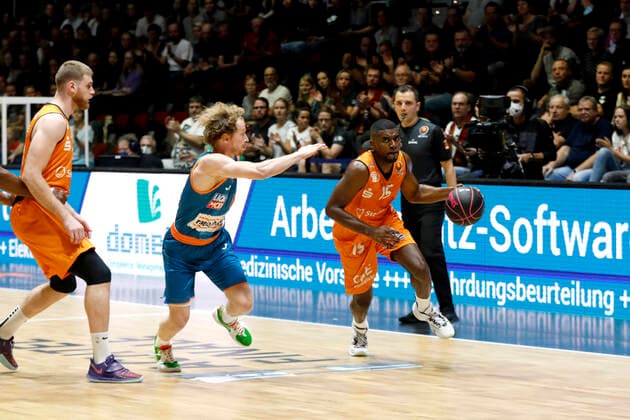 02.10.2021, easyCredit Basketball Bundesliga, Magentasport BBL Pokal, Saison 2020 2021, Herren, Chemnitz Niners - Ratiopharm Ulm Frantz Massenat, Niners Chemnitz, Per Günther, Ratiopharm Ulm Chemnitz Messe Chemnitz Sachsen Germany