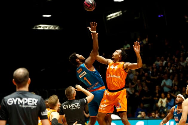 02.10.2021, easyCredit Basketball Bundesliga, Magentasport BBL Pokal, Saison 2020 2021, Herren, Chemnitz Niners - Ratiopharm Ulm Cristiano Felicio, Ratiopharm Ulm, Darion Atkins, Niners Chemnitz Chemnitz Messe Chemnitz Sachsen Germany