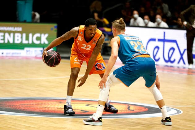 02.10.2021, easyCredit Basketball Bundesliga, Magentasport BBL Pokal, Saison 2020 2021, Herren, Chemnitz Niners - Ratiopharm Ulm Gerald Robinson, Niners Chemnitz, Thomas Klepeisz, Ratiopharm Ulm Chemnitz Messe Chemnitz Sachsen Germany