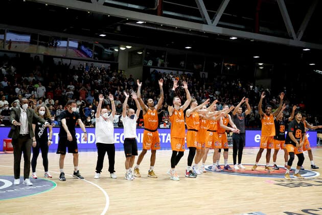 02.10.2021, easyCredit Basketball Bundesliga, Magentasport BBL Pokal, Saison 2020 2021, Herren, Chemnitz Niners - Ratiopharm Ulm Jubel der Chemnitzer nach dem Sieg Chemnitz Messe Chemnitz Sachsen Germany