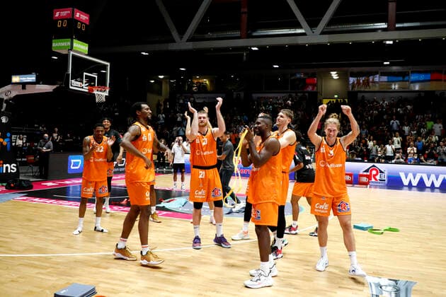 02.10.2021, easyCredit Basketball Bundesliga, Magentasport BBL Pokal, Saison 2020 2021, Herren, Chemnitz Niners - Ratiopharm Ulm Jubel der Chemnitzer nach dem Sieg Chemnitz Messe Chemnitz Sachsen Germany